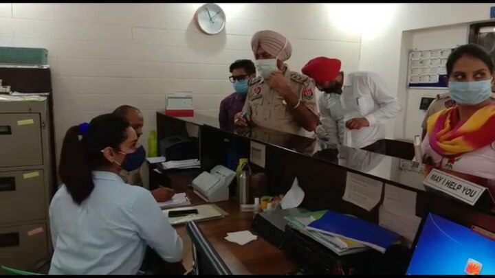 Amritsar IELTS Centre Open Despite Strict Lockdown Rules Complaint Filed against Coaching Centre Owners ਅੰਮ੍ਰਿਤਸਰ 'ਚ ਆਈਲੈਟਸ ਸੈਂਟਰ 'ਤੇ ਛਾਪਾ, ਕੋਰੋਨਾ ਦੇ ਬਾਵਜੂਦ ਚੱਲ ਰਿਹਾ ਸੀ ਸੈਂਟਰ