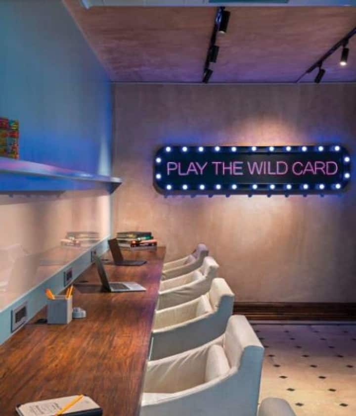 ਦਫਤਰ ਵਿੱਚ ਇੱਕ 565 ਵਰਗ ਫੁੱਟ ਦੇ ਵਾਧੂ ਪਾਰਕਿੰਗ ਥਾਂ ਵੀ ਮੌਜੂਦ ਹੈ। ਇੰਟੀਰੀਅਰ ਅਤੇ ਬਾਹਰੀ ਲੁੱਕ ਤੋਂ ਇਲਾਵਾ ਦਫਤਰ ਦਾ ਹਰ ਕਮਰਾ ਇੱਕ ਆਧੁਨਿਕ ਫੀਲ ਦਿੰਦਾ ਹੈ।