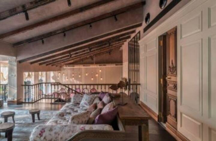 ਇਮਾਰਤ ਦੀ ਹਰ ਖਿੜਕੀ ਤੋਂ ਹਰਿਆਲੀ ਵੇਖੀ ਜਾ ਸਕਦੀ ਹੈ। ਨਾਲ ਹੀ, ਇਸ ਨੂੰ ਇਸ ਢੰਗ ਨਾਲ ਮੌਡੀਫਾਈ ਕੀਤਾ ਗਿਆ ਤਾਂ ਜੋ ਜ਼ਿਆਦਾ ਤੋਂ ਜ਼ਿਆਦਾ ਰੌਸ਼ਨੀ ਅਤੇ ਹਵਾ ਇੱਥੇ ਆਉਂਦੀ ਰਹੇ।