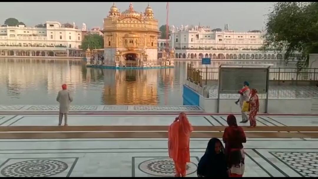 ਸ਼੍ਰੀ ਗੁਰੂ ਨਾਨਕ ਦੇਵ ਜੀ ਦੇ ਜੋਤੀ ਜੋਤ ਦਿਵਸ ਮੌਕੇ ਸ਼ਰਧਾਲੂ ਪਹੁੰਤੇ ਸੱਚਖੰਡ ਸ਼੍ਰੀ ਹਰਿਮੰਦਰ ਸਾਹਿਬ Guru Nanak Jotijot Divas Followers reach Harminder Sahib ਸ਼੍ਰੀ ਗੁਰੂ ਨਾਨਕ ਦੇਵ ਜੀ ਦੇ ਜੋਤੀ ਜੋਤ ਦਿਵਸ ਮੌਕੇ ਸ਼ਰਧਾਲੂ ਪਹੁੰਤੇ ਸੱਚਖੰਡ ਸ਼੍ਰੀ ਹਰਿਮੰਦਰ ਸਾਹਿਬ