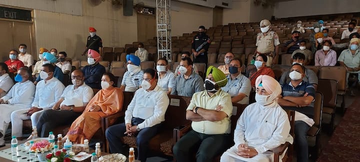 ਕਣਕ ਦੀ ਵੰਡ ਪਾਰਦਰਸ਼ੀ ਹੋ ਜਾਵੇਗੀ ਅਤੇ ਧੱਕੇਸ਼ਾਹੀ ਨਹੀਂ ਕੀਤੀ ਜਾਏਗੀ। ਸਮਾਰਟ ਰਾਸ਼ਨ ਕਾਰਡ ਨਾਲ ਨੀਲੇ ਕਾਰਡ ਧਾਰਕਾਂ ਦੇ ਅਧਾਰ ਕਾਰਡ ਲਿੰਕ ਹੋਣਗੇ ਤੇ ਪਰਿਵਾਰਕ ਮੈਂਬਰਾਂ ਦੀ ਗਿਣਤੀ ਮੁਤਾਬਕ, ਕਣਕ ਪ੍ਰਾਪਤ ਕੀਤਾ ਜਾਵੇਗਾ।