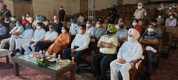 ਇਸ ਦੇ ਨਾਲ ਹੀ ਡਿਪੂ ਧਾਰਕ ਮਸ਼ੀਨਾਂ ਨੂੰ ਅਪਗ੍ਰੇਡ ਕਰਨਗੇ। ਮਸ਼ੀਨਾਂ ਵਿਚ ਸਵਾਈਪ ਕਾਰਡਾਂ ਦੀ ਚੋਣ ਕੀਤੀ ਜਾਏਗੀ। ਜੇ ਪੁਰਾਣੀਆਂ ਮਸ਼ੀਨਾਂ ਨੂੰ ਅਪਗ੍ਰੇਡ ਕੀਤਾ ਜਾਂਦਾ ਹੈ, ਤਾਂ ਠੀਕ ਨਹੀਂ ਤਾਂ ਕਾਰਡ ਸਵਾਈਪਾਂ ਵਾਲੀਆਂ ਨਵੀਆਂ ਮਸ਼ੀਨਾਂ ਦਿੱਤੀਆਂ ਜਾਣਗੀਆਂ।