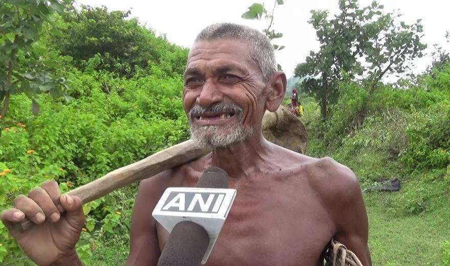 ਬਜ਼ੁਰਗ ਨੇ ਖੇਤਾਂ ਦੀ ਸਿੰਜਾਈ ਲਈ ਇਕੱਲੇ ਹੀ ਪੁੱਟ ਸੁੱਟੀ 3Kms ਲੰਬੀ ਨਹਿਰ Gaya man has carved out a 3-km-long canal to take rainwater ਬਜ਼ੁਰਗ ਨੇ ਖੇਤਾਂ ਦੀ ਸਿੰਜਾਈ ਲਈ ਇਕੱਲੇ ਹੀ ਪੁੱਟ ਸੁੱਟੀ 3Kms ਲੰਬੀ ਨਹਿਰ