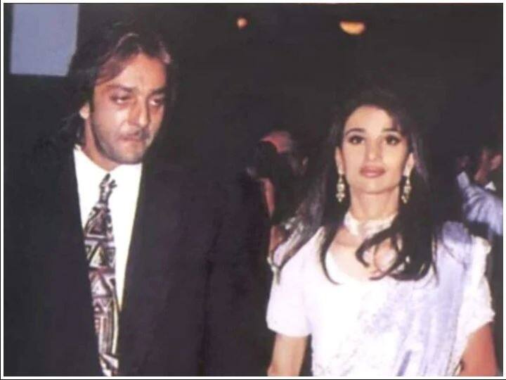 Sanjay Dutt-Rhea Pillai:ਸੰਜੇ ਦੱਤ ਨੇ ਆਪਣੀ ਦੂਜੀ ਪਤਨੀ ਰਿਆ ਪਿਲਈ ਨਾਲ ਮੰਦਿਰ ਵਿਚ ਵਿਆਹ ਕਰਵਾ ਲਿਆ ਸੀ। ਇਕ ਰਿਪੋਰਟ ਦੇ ਅਨੁਸਾਰ ਸੰਜੇ ਅਤੇ ਰਿਆ ਪਹਿਲੀ ਵਾਰ ਸੰਜੇ ਦੱਤ ਦੇ ਵਕੀਲ ਮਹੇਸ਼ ਜੇਠਮਲਾਨੀ ਦੇ ਦਫ਼ਤਰ ਵਿੱਚ ਮਿਲੇ ਸੀ, ਜਿੱਥੇ ਦੋਵਾਂ ਨੂੰ ਪਹਿਲੀ ਵਾਰ ਪਿਆਰ ਹੋਇਆ।ਦੋਵਾਂ ਦਾ ਵਿਆਹ ਮੁੰਬਈ ਦੇ ਮਹਾਂਲਕਸ਼ਮੀ ਮੰਦਰ ਵਿੱਚ 1998 ਵਿੱਚ ਹੋਇਆ ਸੀ। ਹਾਲਾਂਕਿ ਸੰਜੇ ਅਤੇ ਰੀਆ ਦਾ ਸਾਲ 2005 ਵਿਚ ਤਲਾਕ ਹੋ ਗਿਆ ਸੀ।