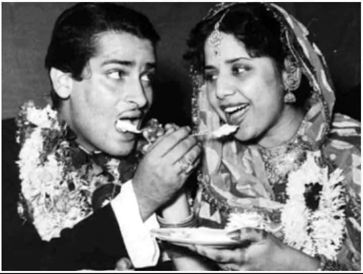 Shammi Kapoor-Geeta Bali:ਬਾਲੀਵੁੱਡ ਸੁਪਰਸਟਾਰ ਸ਼ੰਮੀ ਕਪੂਰ ਨੇ ਪਹਿਲਾਂ ਅਭਿਨੇਤਰੀ ਗੀਤਾ ਬਾਲੀ ਨਾਲ ਵਿਆਹ ਕੀਤ ਸੀ। ਸਾਲ 1955 ਵਿਚ ਫਿਲਮ 'ਰੰਗੀਨ ਰਾਤੇਂ' ਦੀ ਸ਼ੂਟਿੰਗ ਦੌਰਾਨ ਗੀਤਾ ਅਤੇ ਸ਼ੰਮੀ ਇਕ ਦੂਜੇ ਦੇ ਨੇੜੇ ਆਏ ਸੀ। ਫਿਲਮ ਦੇ ਰਿਲੀਜ਼ ਹੋਣ ਤੋਂ 4 ਮਹੀਨੇ ਬਾਅਦ ਦੋਵਾਂ ਨੇ ਮੁੰਬਈ ਦੇ ਬੰਗੰਗਾ ਮੰਦਰ 'ਚ ਸੱਤ ਫੇਰੇ ਲਏ।