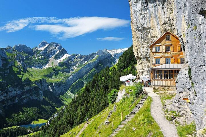 Ascher Cliff hotel Switzerland:ਪਹਾੜਾਂ ਦੀ ਗੋਦ ਵਿਚ ਇੱਕ ਬਹੁਤ ਹੀ ਸੁੰਦਰ ਹੋਟਲ ਬਣਾਇਆ ਗਿਆ ਹੈ। ਸਵਿਟਜ਼ਰਲੈਂਡ ਵਿਚ ਸਥਿਤ, ਇਸ ਹੋਟਲ ਦਾ ਡਿਜ਼ਾਇਨ ਅਜਿਹਾ ਹੈ ਕਿ ਹਰ ਕੋਈ ਇੱਥੇ ਆ ਕੇ ਵੱਖਰਾ ਰੋਮਾਂਚ ਮਹਿਸੂਸ ਕਰਦਾ ਹੈ।