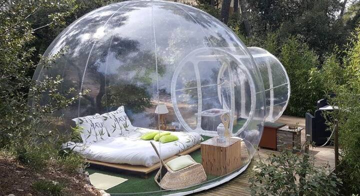 Attrap reves hotel: ਫਰਾਂਸ ਦਾ ਇਹ ਹੋਟਲ ਪੂਰੀ ਤਰ੍ਹਾਂ ਕੁਦਰਤ ਦੀ ਗੋਦ ਵਿਚ ਵਸਿਆ ਹੋਇਆ ਹੈ।ਚਾਰੇ ਪਾਸੇ ਕੱਚ ਦੀਆਂ ਕੰਧਾਂ ਨਾਲ ਢੱਕਿਆ ਇਹ ਹੋਟਲ ਸ਼ਾਨਦਾਰ ਹੈ ਅਤੇ ਬਰਫਬਾਰੀ ਦੌਰਾਨ ਜਨਤ ਦਾ ਇਹਸਾਸ ਕਰਵਾਉਂਦਾ ਹੈ।