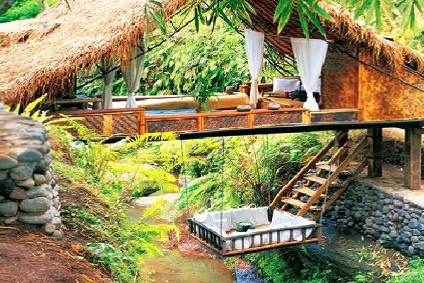 Panchoran Retreat: ਜੰਗਲ ਦੇ ਮੱਧ ਵਿਚ ਸਥਿਤ ਇਹ ਹੋਟਲ ਕੁਦਰਤ ਪ੍ਰੇਮੀਆਂ ਲਈ ਇਕ ਵਧੀਆ ਜਗ੍ਹਾ ਹੈ। ਹੋਟਲ ਬਾਲੀ ਆਈਲੈਂਡ ਤੇ ਸਥਿਤ ਹੈ।