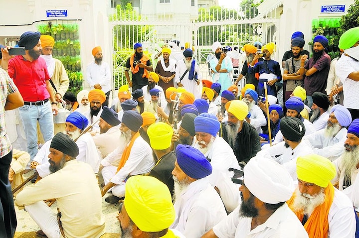 Religious bodies protest at Golden Temple complex ਪਾਵਨ ਸਰੂਪਾਂ ਦਾ ਮਾਮਲਾ: ਸ਼੍ਰੋਮਣੀ ਕਮੇਟੀ ਖਿਲਾਫ ਡਟੀਆਂ ਸਿੱਖ ਜਥੇਬੰਦੀਆਂ