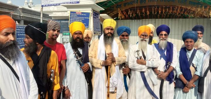 ਸ਼੍ਰੀ ਗੁਰੂ ਗ੍ਰੰਥ ਸਾਹਿਬ ਦੇ ਲਾਪਤਾ ਪਾਵਨ ਸਰੂਪਾਂ ਦੇ ਮਾਮਲੇ ਨੂੰ ਲੈ ਕੇ ਸਿੱਖ ਜਥੇਬੰਦੀਆਂ ਸ਼੍ਰੋਮਣੀ ਕਮੇਟੀ ਖਿਲਾਫ ਡਟ ਗਈਆਂ ਹਨ। ਗੁਰੂ ਗ੍ਰੰਥ ਸਾਹਿਬ ਸਤਿਕਾਰ ਕਮੇਟੀ ਸਮੇਤ ਵੱਖ-ਵੱਖ ਸਿੱਖ ਜਥੇਬੰਦੀਆਂ ਵੱਲੋਂ ਬੀਤੇ ਦਿਨ ਤੋਂ ਰੋਸ ਧਰਨਾ ਲਾਇਆ ਗਿਆ ਹੈ।