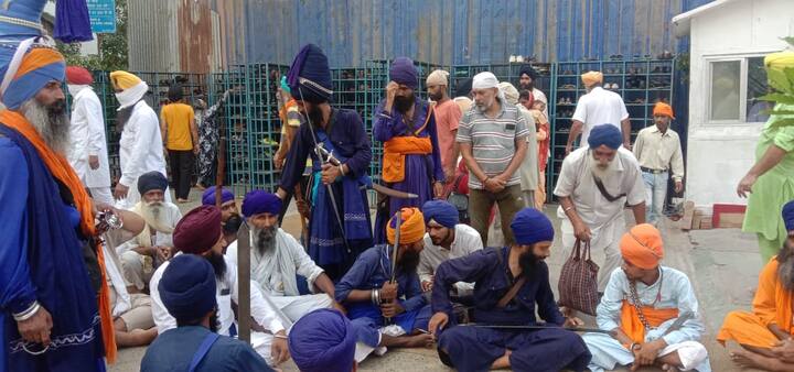 ਇਸੇ ਦੌਰਾਨ ਸ਼੍ਰੋਮਣੀ ਕਮੇਟੀ ਵੱਲੋਂ ਗੁਰਦਵਾਰਾ ਬਾਬਾ ਅਟੱਲ ਰਾਏ ਵਾਲੇ ਰਸਤੇ, ਗੁਰੂ ਰਾਮਦਾਸ ਸਰਾਂ ਦੇ ਨਜ਼ਦੀਕ ਤੇ ਮੰਜੀ ਸਾਹਿਬ ਦੀਵਾਨ ਹਾਲ ਨੂੰ ਜਾਂਦੇ ਰਸਤਿਆਂ 'ਤੇ ਟੀਨਾਂ ਨਾਲ ਬੈਰੀਕੇਡਿੰਗ ਕਰ ਦਿੱਤੀ ਗਈ ਹੈ ਤਾਂ ਕਿ ਆਮ ਸ਼ਰਧਾਲੂ ਰੋਸ ਧਰਨੇ ਵਾਲੇ ਪਾਸੇ ਨਾ ਜਾ ਸਕਣ। 