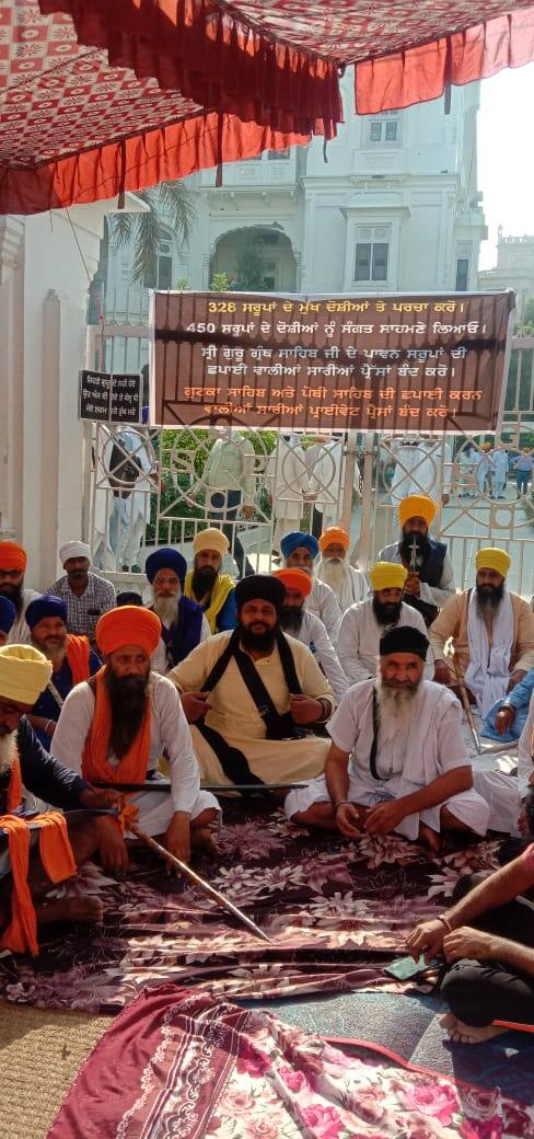  ਦੂਜੇ ਪਾਸੇ ਸ਼੍ਰੋਮਣੀ ਕਮੇਟੀ ਨੇ ਕੁਝ ਸਤਿਕਾਰ ਕਮੇਟੀਆਂ ਦੀ ਅੜ੍ਹੀ ਨੂੰ ਸੰਗਤਾਂ ਦੀਆਂ ਭਾਵਨਾਵਾਂ ਨੂੰ ਠੇਸ ਪਹੁੰਚਾਉਣ ਵਾਲੀ ਕਰਾਰ ਦਿੱਤਾ ਹੈ। ਸ਼੍ਰੋਮਣੀ ਕਮੇਟੀ ਨੇ ਕਿਹਾ ਹੈ ਕਿ ਸਤਿਕਾਰ ਕਮੇਟੀਆਂ ਵੱਲੋਂ ਰੱਖੀਆਂ ਗਈਆਂ 9 ਮੰਗਾਂ ’ਤੇ ਲਗਪਗ ਸਹਿਮਤੀ ਦੇਣ ਮਗਰੋਂ ਵੀ ਉਹ ਧਰਨਾ ਲਾਉਣ ਲਈ ਬਜਿੱਦ ਰਹੀਆਂ। 