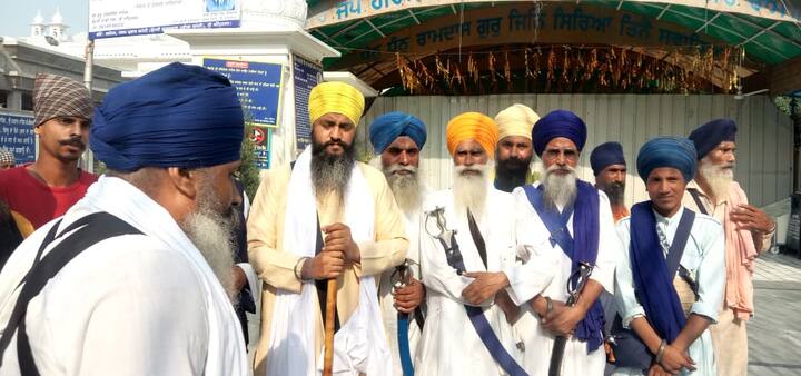 ਸ਼੍ਰੋਮਣੀ ਕਮੇਟੀ ਦੇ ਸੀਨੀਅਰ ਮੀਤ ਪ੍ਰਧਾਨ ਭਾਈ ਰਜਿੰਦਰ ਸਿੰਘ ਮਹਿਤਾ ਨੇ ਦੱਸਿਆ ਕਿ ਸ਼੍ਰੋਮਣੀ ਕਮੇਟੀ ਪ੍ਰਧਾਨ ਭਾਈ ਗੋਬਿੰਦ ਸਿੰਘ ਲੌਂਗੋਵਾਲ ਦੇ ਆਦੇਸ਼ ਅਨੁਸਾਰ ਧਰਨਾਕਾਰੀਆਂ ਨੂੰ ਗੱਲਬਾਤ ਲਈ ਸੱਦਿਆ ਗਿਆ ਸੀ, ਜਿਸ ਦੌਰਾਨ ਉਨ੍ਹਾਂ ਨੇ ਆਪਣੀਆਂ 9 ਮੰਗਾਂ ਰੱਖੀਆਂ। 