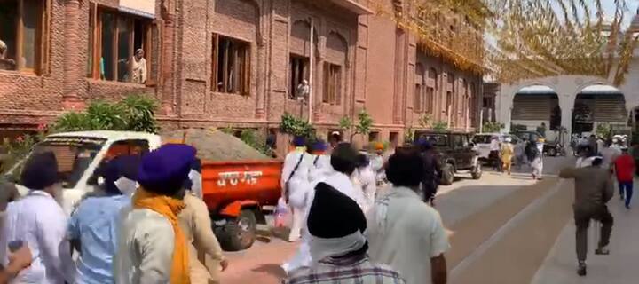 ਲਾਪਤਾ ਪਾਵਨ ਸਰੂਪਾਂ ਦੇ ਮਾਮਲੇ ‘ਚ ਗੁਰੂ ਗ੍ਰੰਥ ਸਾਹਿਬ ਸਤਿਕਾਰ ਕਮੇਟੀ ਸਮੇਤ ਵੱਖ-ਵੱਖ ਸਿੱਖ ਜਥੇਬੰਦੀਆਂ ਵੱਲੋਂ ਬੀਤੇ ਦਿਨ ਤੋਂ ਲਾਇਆ ਗਿਆ ਰੋਸ ਧਰਨਾ ਅੱਜ ਵੀ ਜਾਰੀ ਰਿਹਾ।