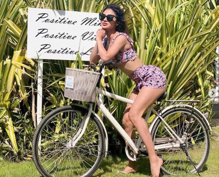 ਹੁਣ ਫੈਨਸ ਮੌਨੀ ਦੀ ਹੋਰ ਫਿਲਮਾਂ ਦਾ ਬੇਸਬਰੀ ਨਾਲ ਇੰਤਜ਼ਾਰ ਕਰ ਰਹੇ ਹਨ। (Photo Credit: @mouniroy Instagram)