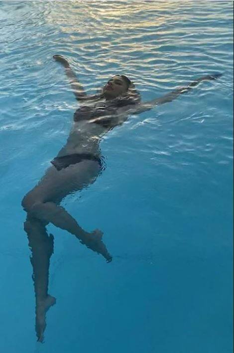 ਦੱਸ ਦਈਏ ਕਿ ਮੌਨੀ ਆਪਣੀ ਹੌਟਨੈਸ ਕਰਕੇ ਫੈਨਸ ਵਿੱਚ ਵੀ ਬਹੁਤ ਫੇਮਸ ਹੈ। (Photo Credit: @mouniroy Instagram)