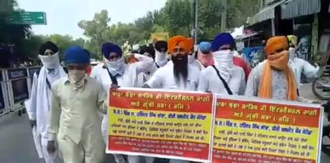 328 ਸਰੂਪ ਗੁੰਮ ਹੋਣ ਦੇ ਮਾਮਲੇ 'ਚ ਬਟਾਲਾ ਦੀਆਂ ਸੜਕਾਂ ਦੇ ਕੱਢਿਆ ਗਿਆ ਰੋਸ ਮਾਰਚ 328 ਸਰੂਪ ਗੁੰਮ ਹੋਣ ਦੇ ਮਾਮਲੇ 'ਚ ਬਟਾਲਾ ਦੀਆਂ ਸੜਕਾਂ ਦੇ ਕੱਢਿਆ ਗਿਆ ਰੋਸ ਮਾਰਚ