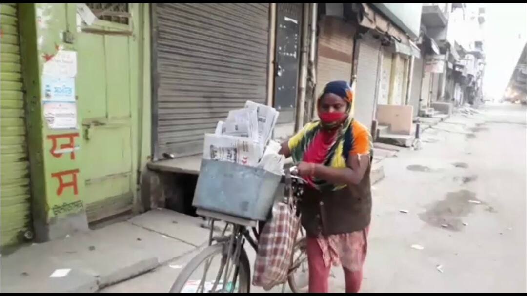 ਗਰੀਬੀ ਤੇ ਬਿਮਾਰੀ ਨਾਲ ਜਕੜੇ ਮਨਜੀਤ ਕੌਰ ਦੇ ਘਰ ਦੀ ਦਰਦਨਾਕ ਦਾਸਤਾਨ, ਅਖਬਾਰਾਂ ਵੰਡ ਕਰਨਾ ਪੈਂਦਾ ਗੁਜ਼ਾਰਾ batala manjeet kaur newspaper hawkers ਗਰੀਬੀ ਤੇ ਬਿਮਾਰੀ ਨਾਲ ਜਕੜੇ ਮਨਜੀਤ ਕੌਰ ਦੇ ਘਰ ਦੀ ਦਰਦਨਾਕ ਦਾਸਤਾਨ, ਅਖਬਾਰਾਂ ਵੰਡ ਕਰਨਾ ਪੈਂਦਾ ਗੁਜ਼ਾਰਾ