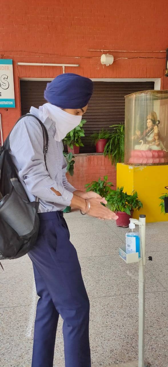 ਸਕੂਲ 'ਚ ਵਿਦਿਆਰਥੀ ਕਿਤਾਬ, ਕਾਪੀ, ਪੈਨ ਤੇ ਪੈਂਸਿਲ ਜਿਹੀਆਂ ਚੀਜ਼ਾਂ ਇਕ-ਦੂਜੇ ਨਾਲ ਸਾਂਝੀਆਂ ਨਾ ਕਰਨ। ਸਕੂਲ ਪ੍ਰਬੰਧਕਾਂ ਨੂੰ ਇਸ ਦਾ ਖਾਸ ਖਿਆਲ ਰੱਖਣਾ ਪਵੇਗਾ।