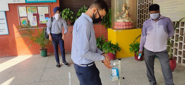 Coronavirus attack at government school in Punjab, parents and teachers get scared ਸਰਕਾਰੀ ਸਕੂਲ 'ਚ ਕੋਰੋਨਾ ਦੀ ਦਸਤਕ, ਮਾਪਿਆਂ ਤੇ ਅਧਿਆਪਕਾਂ 'ਚ ਸਹਿਮ