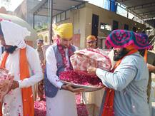 ਇੱਕ ਵਾਰ ਫੇਰ ਮੁਸਲਿਮ ਪਰਿਵਾਰ ਨੇ ਪੇਸ਼ ਕੀਤੀ ਦੋਸਤੀ ਦੀ ਮਿਸਾਲ, ਗੁਰੂ ਗ੍ਰੰਥ ਸਾਹਿਬ ਦੇ 110 ਸਾਲ ਪੁਰਾਣੇ ਸਰੂਪ ਗੁਰਦੁਆਰੇ ਨੂੰ ਸੌਂਪੇ, ਵੇਖੋ ਖਾਸ ਤਸਵੀਰਾਂ