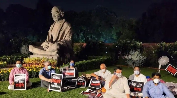 Suspended Rajya Sabha members continue to protest, in Parliament premises spend last night singing a song ਮੁਅੱਤਲ ਰਾਜ ਸਭਾ ਮੈਂਬਰਾਂ ਦਾ ਧਰਨਾ ਜਾਰੀ, ਸੰਸਦ ਕੰਪਲੈਕਸ ‘ਚ ਗਾਣੇ ਗਾ ਬਿਤਾਈ ਰਾਤ