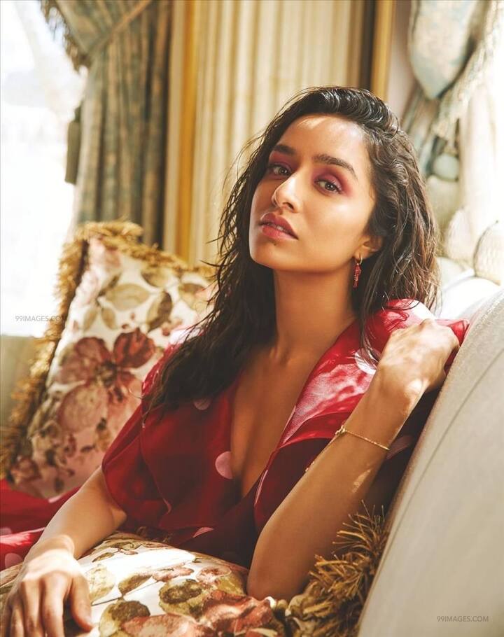 ਸ਼ਰਧਾ ਕਪੂਰ- ਸੁਸ਼ਾਂਤ ਸਿੰਘ ਰਾਜਪੂਤ ਦੇ ਨਾਲ ਫਿਲਮ 'ਛਿਛੋਰੇ' ‘ਚ ਕਰਨ ਵਾਲੀ ਸ਼ਰਧਾ ਕਪੂਰ ਨੂੰ ਵੀ ਐਨਸੀਬੀ ਸੰਮਨ ਭੇਜਣ ਦੀ ਤਿਆਰੀ ਕਰ ਰਿਹਾ ਹੈ। ਡਗੱਰਸ ਕੇਸ ਵਿੱਚ ਨਾਂ ਆਉਣ ਤੋਂ ਬਾਅਦ ਖ਼ਬਰਾਂ ਆਈਆਂ ਕਿ ‘'ਛਿਛੋਰੇ' ਦੀ ਪਾਰਟੀ ਲਈ ਖਾਸ ਡਗੱਰਸ ਵੀ ਮੰਗਵਾਏ ਗਏ। ਇਸ ਸਕਸੈਸ ਪਾਰਟੀ ਵਿੱਚ ਸ਼ਰਧਾ ਤੇ ਸੁਸ਼ਾਂਤ ਸਮੇਤ ਕਈ ਸਿਤਾਰੇ ਸ਼ਾਮਲ ਸੀ।