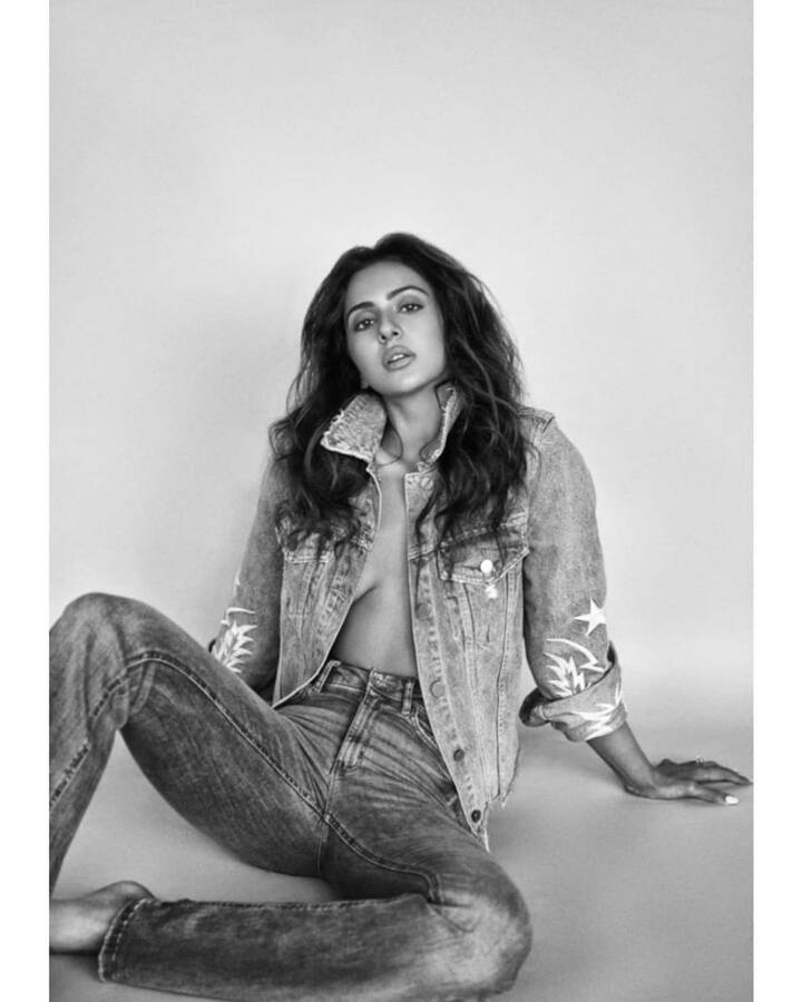 ਰਕੂਲ ਪ੍ਰੀਤ ਸਿੰਘ- ਰੀਆ ਚੱਕਰਵਰਤੀ ਨੇ ਗ੍ਰਿਫਤਾਰੀ ਤੋਂ ਬਾਅਦ ਫਿਲਮ ਇੰਡਸਟਰੀ ਨਾਲ ਜੁੜੇ 25 ਲੋਕਾਂ ਦੇ ਨਾਂ ਲਏ, ਜਿਨ੍ਹਾਂ ਵਿੱਚ ਰਕੂਲ ਪ੍ਰੀਤ ਸਿੰਘ ਵੀ ਸ਼ਾਮਲ ਹੈ। ਬਾਲੀਵੁੱਡ ਡਰੱਗਸ ਰੈਕੇਟ 'ਚ ਆਪਣਾ ਨਾਂ ਆਉਣ ਤੋਂ ਬਾਅਦ ਰਕੂਲ ਨੇ ਹਾਈ ਕੋਰਟ ਦਾ ਰੁਖ ਕੀਤਾ ਸੀ, ਪਰ ਹੁਣ ਦੱਸਿਆ ਜਾ ਰਿਹਾ ਹੈ ਕਿ ਰਕੂਲ ਜਲਦ ਹੀ ਐਨਸੀਬੀ ਸੰਮਨ ਮਿਲਣ ਵਾਲਾ ਹੈ। ਰਕੂਲ ਨੂੰ ਕਈ ਵਾਰ ਸਾਰਾ ਨਾਲ ਘੁੰਮਦਿਆਂ ਤੇ ਮਸਤੀ ਕਦਿਆਂ ਦੇਖਿਆ ਗਿਆ ਹੈ।