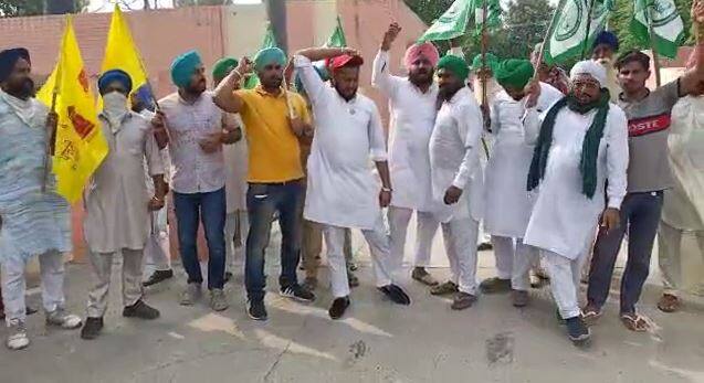 ਖੇਤੀ ਬਿੱਲਾਂ ਦੇ ਹੱਕ ’ਚ ਪ੍ਰੈੱਸ ਕਾਨਫ਼ਰੰਸ ਕਰ ਰਹੇ ਭਾਜਪਾ ਆਗੂਆਂ ਦਾ ਕਿਸਾਨਾਂ ਨੇ ਕੀਤਾ ਘਿਰਾਉ Barnala Farmers Gherao BJP leaders went to conduct Press conference ਖੇਤੀ ਬਿੱਲਾਂ ਦੇ ਹੱਕ ’ਚ ਪ੍ਰੈੱਸ ਕਾਨਫ਼ਰੰਸ ਕਰ ਰਹੇ ਭਾਜਪਾ ਆਗੂਆਂ ਦਾ ਕਿਸਾਨਾਂ ਨੇ ਕੀਤਾ ਘਿਰਾਉ