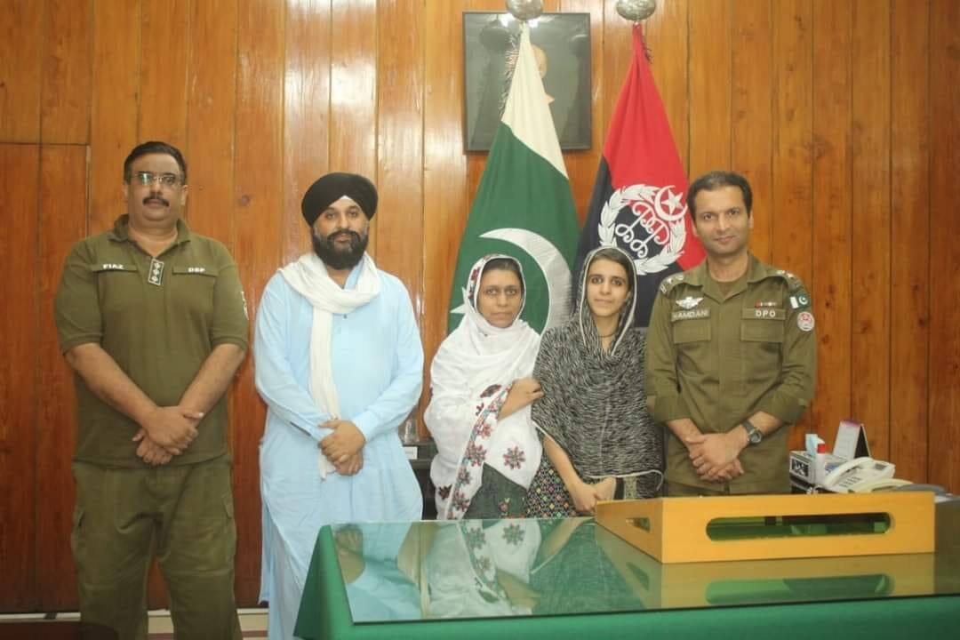 ਲਾਹੌਰ 'ਚ ਲਾਪਤਾ ਹੋਈ ਸਿੱਖ ਲੜਕੀ ਪੁਲਿਸ ਨੂੰ ਮਿਲੀ, ਕੋਰਟ 'ਚ ਕੀਤਾ ਪੇਸ਼ Missing Pakistani Sikh girl found by police, presented in court ਲਾਹੌਰ 'ਚ ਲਾਪਤਾ ਹੋਈ ਸਿੱਖ ਲੜਕੀ ਪੁਲਿਸ ਨੂੰ ਮਿਲੀ, ਕੋਰਟ 'ਚ ਕੀਤਾ ਪੇਸ਼