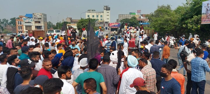 ਸਿੱਧੂ ਦੇ ਹਮਾਇਤੀ ਕਾਲੀਆਂ ਝੰਡੀਆਂ ਲੈ ਕੇ ਮੋਦੀ ਸਰਕਾਰ ਖਿਲਾਫ ਰੋਸ ਮੁਜ਼ਾਹਰਾ ਕੀਤਾ। 