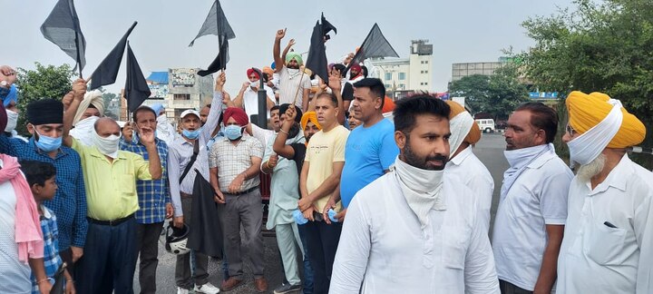 ਸਿੱਧੂ ਨੇ ਅੰਮ੍ਰਿਤਸਰ ਦੇ ਹਾਲ ਗੇਟ ਬਾਹਰ ਧਰਨਾ ਦਿੱਤਾ। ਸਿੱਧੂ ਵੱਲੋਂ ਭੰਡਾਰੀ ਪੁਲ ਤੋਂ ਹਾਲ ਗੇਟ ਤੱਕ ਰੋਸ ਮਾਰਚ ਵੀ ਕੱਢਿਆ ਗਿਆ। 