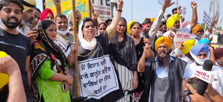 ਪ੍ਰਦਰਸ਼ਨ ਕਰ ਰਹੇ ਆਮ ਆਦਮੀ ਪਾਰਟੀ ਦੇ ਵਿਧਾਇਕਾਂ ਦਾ ਕਹਿਣਾ ਹੈ ਕਿ ਦਿੱਲੀ ਵਿੱਚ ਬਾਦਲ ਪਰਿਵਾਰ ਕਿਸਾਨੀ ਦਾ ਸੌਦਾ ਕਰਕੇ ਹੁਣ ਤਲਵੰਡੀ ਸਾਬੋ ਨਤਮਸਤਕ ਹੋਣ ਆ ਰਿਹਾ ਹੈ। ਕਿਸਾਨਾਂ ਨਾਲ ਧੋਖਾ ਕੀਤਾ ਗਿਆ ਹੈ। 