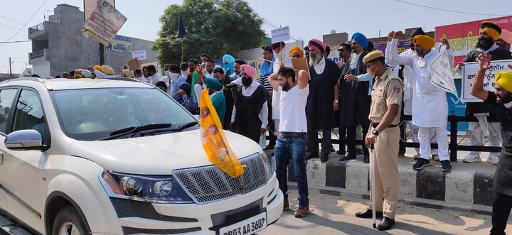 ਹਰਸਿਮਰਤ ਬਾਦਲ ਤੇ ਬਾਦਲ ਨੂੰ ਕਾਲੀਆਂ ਝੰਡੀਆਂ ਦਿਖਾਉਣ ਲਈ ਖੰਡਾ ਚੌਕ ਤੇ ਆਮ ਆਦਮੀ ਪਾਰਟੀ ਦੇ ਲੀਡਰ ਤੇ ਵਰਕਰ ਮੌਜੂਦ ਰਹੇ। 