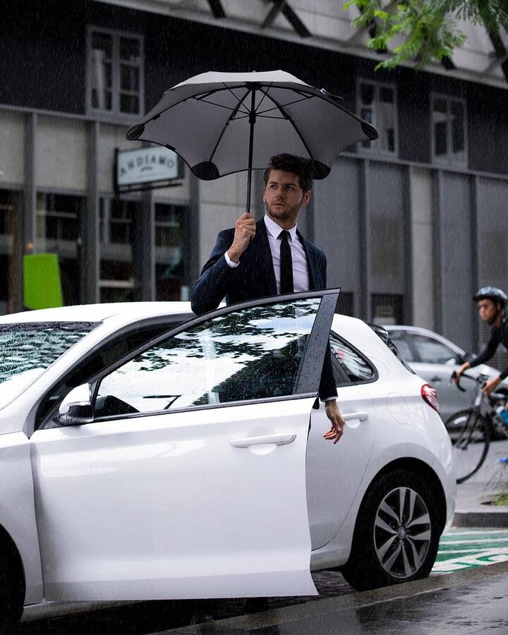 ਛੱਤਰੀ: ਬਰਸਾਤ ਦੇ ਮੌਸਮ ਵਿਚ ਇਹ ਤੁਹਾਡੀ ਕਾਰ ਤੋਂ ਬਾਹਰ ਨਿਕਲਣ 'ਚ ਮਦਦ ਕਰੇਗਾ ਤੇ ਅਜਿਹੀ ਸਥਿਤੀ ਵਿੱਚ ਤੁਸੀਂ ਭਿੱਜਣ ਤੋਂ ਬਚੋਗੇ।