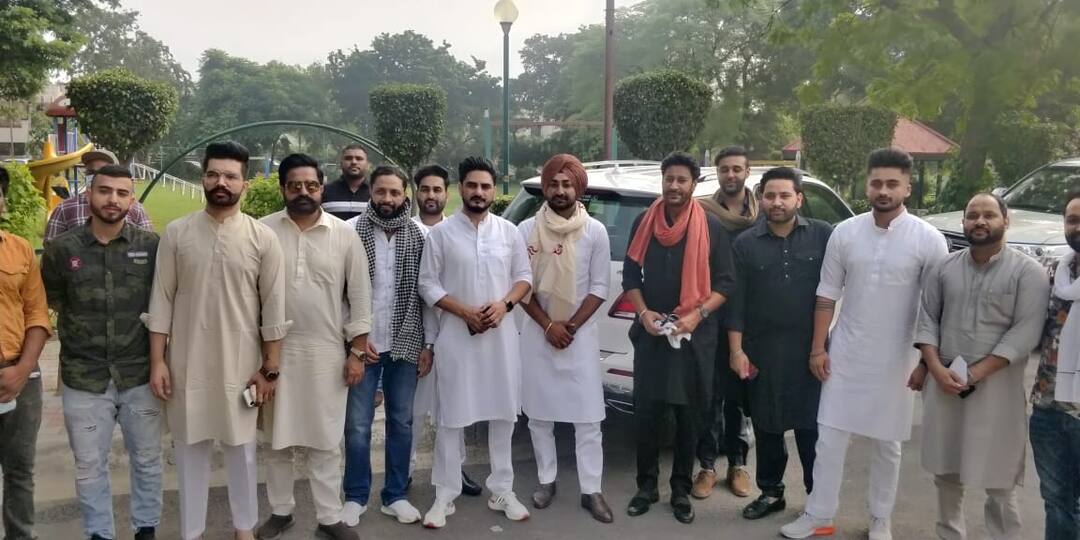 ਕਿਸਾਨਾਂ ਨਾਲ ਧਰਨਿਆਂ 'ਚ ਡਟੇ ਪੰਜਾਬੀ ਕਲਾਕਾਰ Punjabi singers with farmers on protest ਕਿਸਾਨਾਂ ਨਾਲ ਧਰਨਿਆਂ 'ਚ ਡਟੇ ਪੰਜਾਬੀ ਕਲਾਕਾਰ