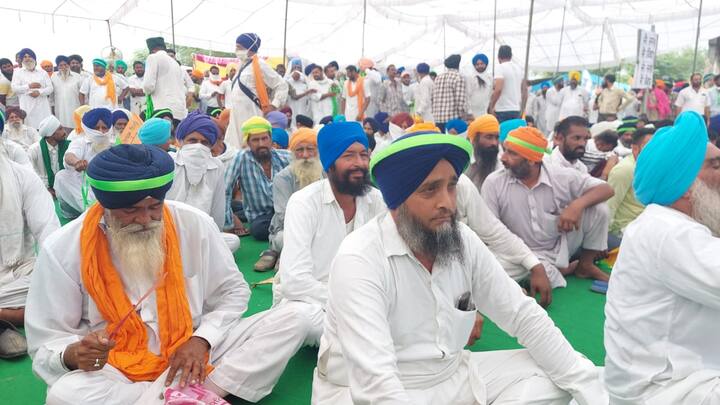 ਓਧਰ ਬਿਕਰਮ ਮਜੀਠੀਆ ਦੀ ਅਗਵਾਈ 'ਚ ਮਜੀਠਾ ਵਿਖੇ ਹੋ ਰਹੇ ਧਰਨੇ 'ਚ ਅਕਾਲੀ ਵਰਕਰਾਂ ਨੇ ਪੱਗਾਂ 'ਤੇ ਹਰੀਆਂ ਪੱਟੀਆਂ ਬੰਨੀਆਂ ਹਨ।