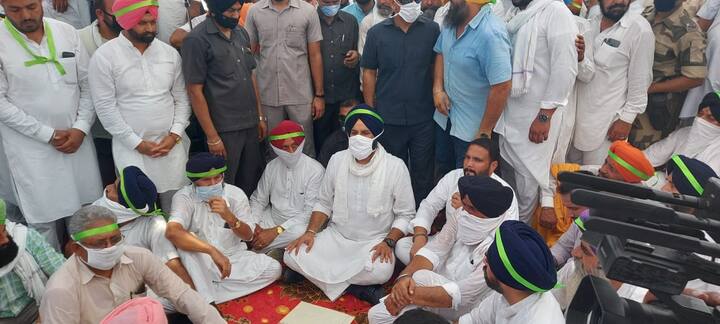 ਅਕਾਲੀ ਦਲ ਵੱਲੋਂ ਵੱਖ-ਵੱਖ ਥਾਈਂ ਕਿਸਾਨਾਂ ਦੇ ਹੱਕ ਵਿੱਚ ਧਰਨਾ ਪ੍ਰਦਰਸ਼ਨ ਕੀਤਾ ਜਾ ਰਿਹਾ ਹੈ।