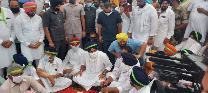 ਬਿਕਰਮ ਮਜੀਠੀਆ ਨੇ ਵੀ ਪੱਗ ਤੇ ਹਰੀ ਪੱਟੀ ਬੰਨ੍ਹੀ ਹੋਈ ਸੀ।