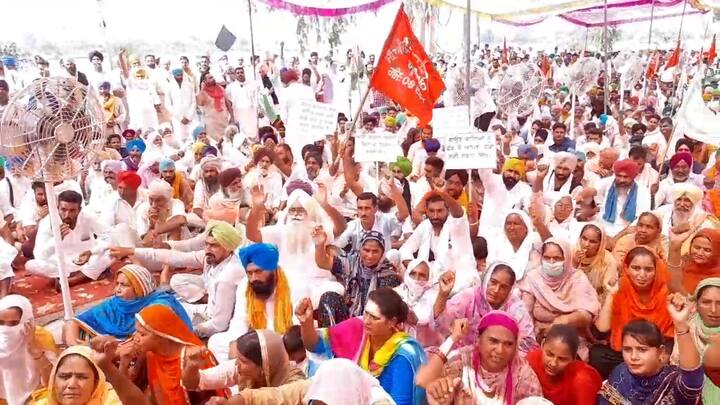 ਬਠਿੰਡਾ: ਪੰਜਾਬ ਬੰਦ ਨੂੰ ਲੈ ਕੇ ਜਿੱਥੇ ਅੱਜ ਕਿਸਾਨ ਜਥੇਬੰਦੀਆਂ ਵੱਲੋਂ ਵੱਖ-ਵੱਖ ਪ੍ਰਦਰਸ਼ਨ ਕੀਤੇ ਜਾ ਰਹੇ ਹਨ। ਉੱਥੇ ਅੱਜ ਬਠਿੰਡਾ ਚ ਵੀ ਵੱਡੀ ਗਿਣਤੀ ਵਿੱਚ ਵੱਖ-ਵੱਖ ਜਥੇਬੰਦੀਆਂ ਵੱਲੋਂ ਘਨੱਈਆ ਚੌਕ ਵਿਖੇ ਧਰਨਾ ਲਾ ਕੇ ਕੇਂਦਰ ਸਰਕਾਰ ਖਿਲਾਫ ਨਾਅਰੇਬਾਜ਼ੀ ਕੀਤੀ ਗਈ।