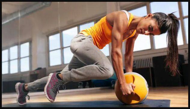 12. ਵਰਕਆਊਟ ਕਰੋ- ਇਹ ਸੁਣਨਾ ਤੁਹਾਨੂੰ ਅਜੀਬ ਲੱਗ ਸਕਦਾ ਹੈ, ਪਰ ਚਮਕਦੀ ਚਮੜੀ ਲਈ ਵਰਕਆਊਟ ਵੀ ਇੱਕ ਅਸਾਨ ਤਰੀਕਾ ਹੈ। ਦਰਅਸਲ, ਜਦੋਂ ਤੁਸੀਂ ਕੋਈ ਕਸਰਤ ਕਰਦੇ ਹੋ, ਤਾਂ ਇਹ ਚਮੜੀ ਵਿਚ ਖੂਨ ਦੇ ਪ੍ਰਵਾਹ ਨੂੰ ਬਿਹਤਰ ਬਣਾਉਂਦਾ ਹੈ ਅਤੇ ਚਮੜੀ ਨੂੰ ਚਮਕਦਾਰ ਬਣਾਉਂਦਾ ਹੈ।