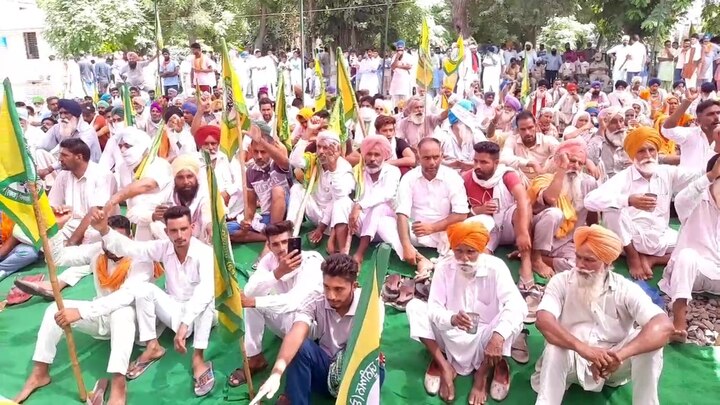 ਬਠਿੰਡਾ ਦੇ ਗੋਨਿਆਣਾ ਮੰਡੀ ਵਿਖੇ ਰੇਲਵੇ ਲਾਈਨਾਂ 'ਤੇ ਭਾਰੀ ਗਿਣਤੀ ਵਿੱਚ ਕਿਸਾਨਾਂ ਵੱਲੋਂ ਜਾਮ ਲਾ ਕੇ ਕੇਂਦਰ ਸਰਕਾਰ ਖ਼ਿਲਾਫ਼ ਪ੍ਰਦਰਸ਼ਨ ਕੀਤਾ ਜਾ ਰਿਹਾ ਹੈ। ਜਿੱਥੇ ਉਨ੍ਹਾਂ ਨੇ ਕੇਂਦਰ ਸਰਕਾਰ ਦੇ ਖੇਤੀ ਬਿੱਲਾਂ ਖਿਲਾਫ ਨਾਅਰੇਬਾਜ਼ੀ ਕੀਤੀ।