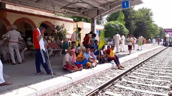 ਕਿਸਾਨਾਂ ਨੇ ਅੱਗੇ ਕਿਹਾ ਕਿ ਇਨ੍ਹਾਂ ਬਿੱਲਾਂ ਦੇ ਵਿਰੁੱਧ ਅਸੀਂ ਅੱਜ ਬਠਿੰਡਾ ਵਿਖੇ ਚਾਰ ਥਾਂਵਾਂ 'ਤੇ ਰੇਲਾਂ ਜਾਮ ਕਰਨ ਦਾ ਪ੍ਰੋਗਰਾਮ ਜੋ 24 ਤੋਂ ਲੈ ਕੇ 26 ਸਤੰਬਰ ਤੱਕ ਦਾ ਸੀ।
