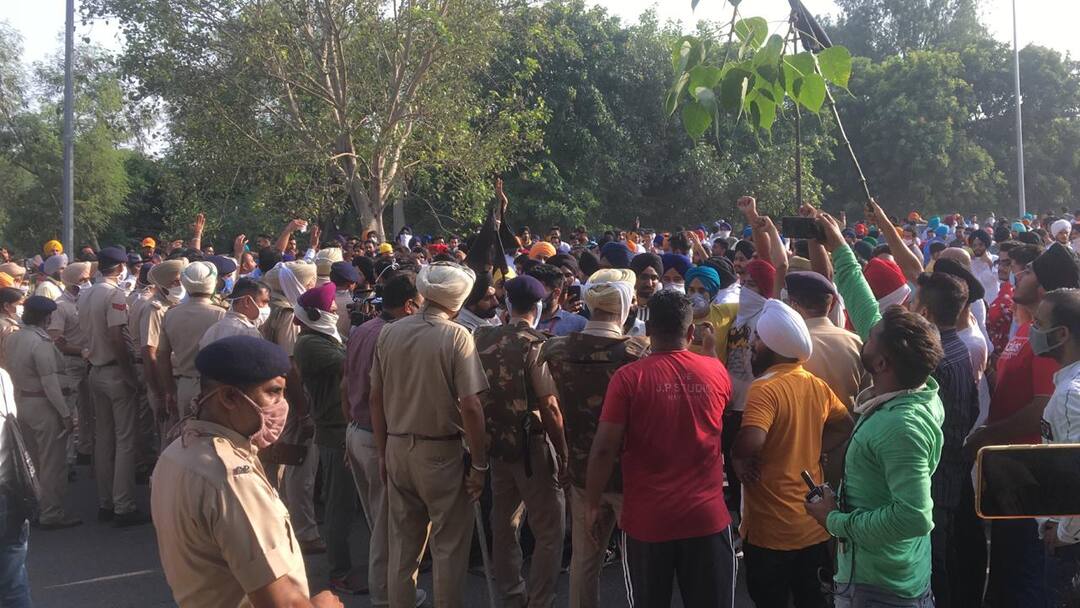 Farm protests Continue, Punjabi Singers and Youth raises slogans ਖੇਤੀ ਬਿੱਲਾਂ ਦਾ ਵਿਰੋਧ ਜਾਰੀ, ਮੁਹਾਲੀ 'ਚ ਪੰਜਾਬੀ ਕਲਾਕਾਰਾਂ ਕੀਤਾ ਵੱਡਾ ਇੱਕਠ