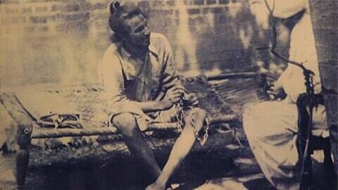 ਇਹ ਤਸਵੀਰ ਸਾਲ 1927 ਦੀ ਹੈ ਜੋ ਭਗਤ ਸਿੰਘ ਦੀ ਪਹਿਲੀ ਗ੍ਰਿਫਤਾਰੀ ਮੌਕੇ ਲਾਹੌਰ ਥਾਣੇ ਦੀ ਹੈ। ਮਾਲਵਿੰਦਰਜੀਤ ਸਿੰਘ ਵੜੈਚ ਨੇ ਆਪਣੀ ਪੁਸਤਕ ਭਗਤ ਸਿੰਘ ਅਮਰ ਵਿਦੋਰਹੀ 'ਚ ਗੁਰਬਚਨ ਸਿੰਘ ਭੁੱਲਰ ਦਾ ਹਵਾਲਾ ਦੇ ਕੇ ਦੱਸਿਆ ਹੈ ਕਿ ਤਸਵੀਰ 'ਚ ਦੂਜਾ ਵਿਅਕਤੀ ਸੀਆਈਡੀ ਦਾ ਡੀਐਸਪੀ ਗੋਪਾਲ ਸਿੰਘ ਹੈ। ਇਹ ਤਸਵੀਰ ਦੇਸ਼ ਭਗਤ ਮਿਲਖਾ ਸਿੰਘ ਨਿੱਝਰ ਨੇ ਰਘੁਨਾਥ ਸਹਾਏ ਵਕੀਲ ਕੋਲ ਮੁਨਸ਼ੀ ਵਜੋਂ ਕੰਮ ਕਰਦਿਆਂ ਸਰਕਾਰੀ ਮਿਸਲਾਂ ਵਿੱਚੋਂ ਲਈ ਸੀ।