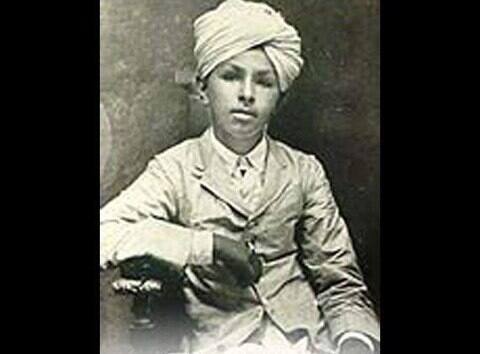 ਭਗਤ ਸਿੰਘ ਦੀਆਂ ਕੈਮਰੇ ਨਾਲ ਖਿੱਚੀਆਂ ਕੁੱਲ ਚਾਰ ਤਸਵੀਰਾਂ ਹਨ। ਇਨ੍ਹਾਂ 'ਚੋਂ ਇਹ ਭਗਤ ਸਿੰਘ ਦੇ ਬਚਪਨ ਦੀ ਤਸਵੀਰ ਹੈ। ਭਗਤ ਸਿੰਘ ਬਚਪਨ ਤੋਂ ਹੀ ਕ੍ਰਾਂਤੀਕਾਰੀ ਵਿਚਾਰਾਂ ਦਾ ਮਾਲਕ ਸੀ। ਉਸ ਨੇ ਬਚਪਨ ਉਮਰੇ ਹੀ ਆਪਣੀ ਚਾਚੀ ਨੂੰ ਕਿਹਾ ਸੀ ਕਿ ਉਹ ਅੰਗਰੇਜ਼ਾਂ ਤੋਂ ਬਦਲਾ ਲਵੇਗਾ ਤੇ ਉਸ ਦੇ ਚਾਚਾ ਅਜੀਤ ਸਿੰਘ ਘਰ ਆ ਜਾਣਗੇ।