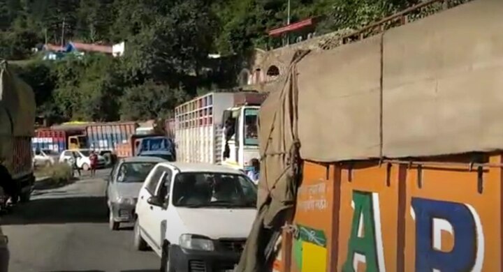 Chandigarh-Shimla national highway -5 blocked following a major landslide ਸ਼ਿਮਲਾ ਜਾਣ ਵਾਲੇ ਸਾਵਧਾਨ! ਨੈਸ਼ਨਲ ਹਾਈਵੇ-5 ਪਿਛਲੇ 14 ਘੰਟੇ ਤੋਂ ਬੰਦ, ਮੱਚੀ ਹਫੜਾ-ਦਫੜੀ, ਹਾਈਵੇਅ ‘ਤੇ ਲੰਬੀਆਂ ਕਤਾਰਾਂ