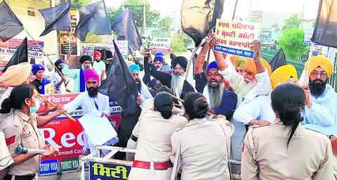ਸੁਖਬੀਰ ਬਾਦਲ ਲਈ ਨਵੀਂ ਮੁਸੀਬਤ, ਕਿਸਾਨਾਂ ਦੇ ਨਾਲ ਹੀ ਪੰਥਕ ਜਥੇਬੰਦੀਆਂ ਵਿਰੋਧ 'ਚ ਡਟੀਆਂ ਸੁਖਬੀਰ ਬਾਦਲ ਲਈ ਨਵੀਂ ਮੁਸੀਬਤ, ਕਿਸਾਨਾਂ ਦੇ ਨਾਲ ਹੀ ਪੰਥਕ ਜਥੇਬੰਦੀਆਂ ਵਿਰੋਧ 'ਚ ਡਟੀਆਂ
