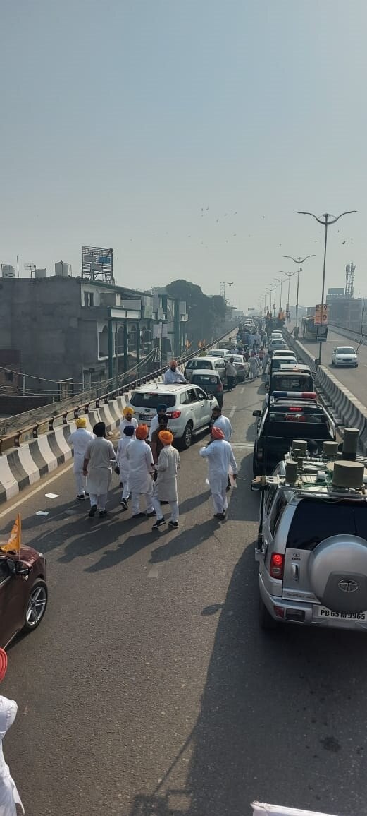 ਅਕਾਲੀ ਦਲ ਖੇਤੀਬਾੜੀ ਕਾਨੂੰਨਾਂ ਖਿਲਾਫ ਅੱਜ ਪੰਜਾਬ ਵਿੱਚ ਇੱਕ ਵਿਸ਼ਾਲ ਕਿਸਾਨ ਮਾਰਚ ਕੱਢ ਰਿਹਾ ਹੈ। ਦੱਸਿਆ ਜਾ ਰਿਹਾ ਹੈ ਕਿ ਇਸ ਮਾਰਚ ਵਿੱਚ ਲੱਖਾਂ ਕਿਸਾਨ ਸ਼ਾਮਲ ਹੋਣਗੇ।