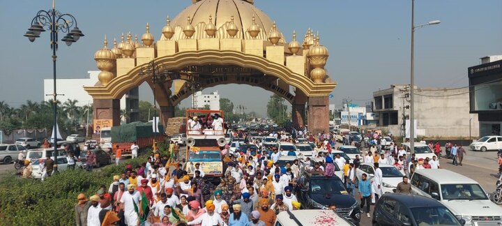 ਇਸ ਦੇ ਨਾਲ ਹੀ ਚੰਡੀਗੜ੍ਹ ਦੀਆਂ ਸਰਹੱਦਾਂ ਸੀਲ, ਯੂਟੀ ਦੀਆਂ ਚਾਰ ਸਰਹੱਦਾਂ 'ਤੇ ਪੰਜਾਬ ਅਤੇ ਚੰਡੀਗੜ੍ਹ ਤੋਂ 2400 ਤੋਂ ਵੱਧ ਪੁਲਿਸ ਮੁਲਾਜ਼ਮ ਤਾਇਨਾਤ ਕੀਤੇ ਗਏ ਹਨ। ਕਈ ਗੱਡੀਆਂ, ਗੈਸ ਗੱਡੀਆਂ ਅਤੇ ਫਾਇਰ ਬ੍ਰਿਗੇਡ ਤਾਇਨਾਤ ਹਨ।